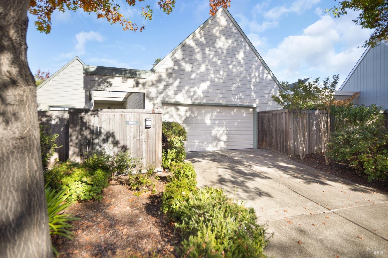 Photo of 599 Zinnia Ct in Sonoma, CA