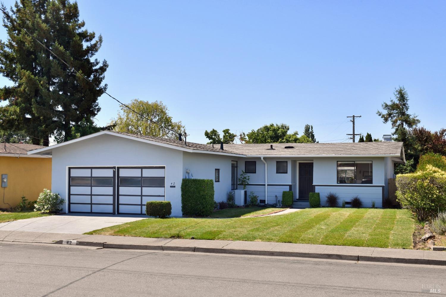 Photo of 42 Burlington Dr in Petaluma, CA