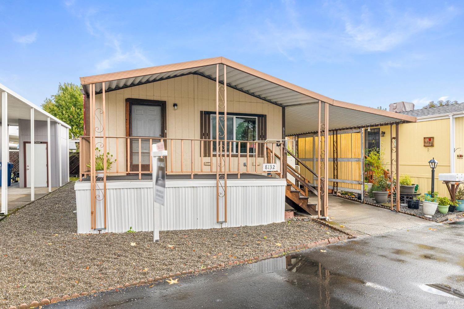 Photo of 8132 Willow St in Windsor, CA
