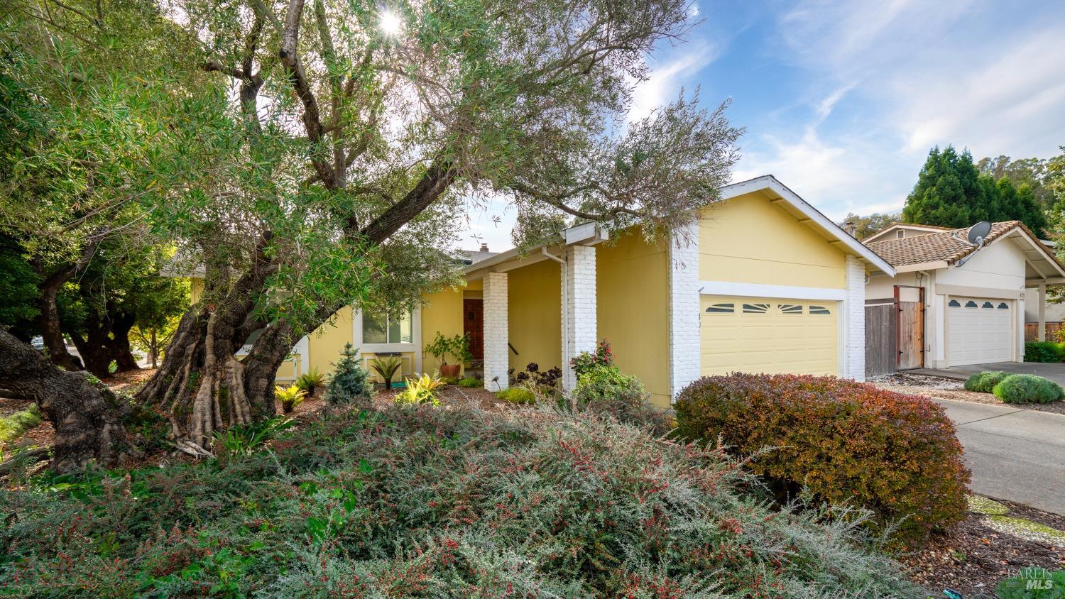 Photo of 401 Clearview Pl in Petaluma, CA