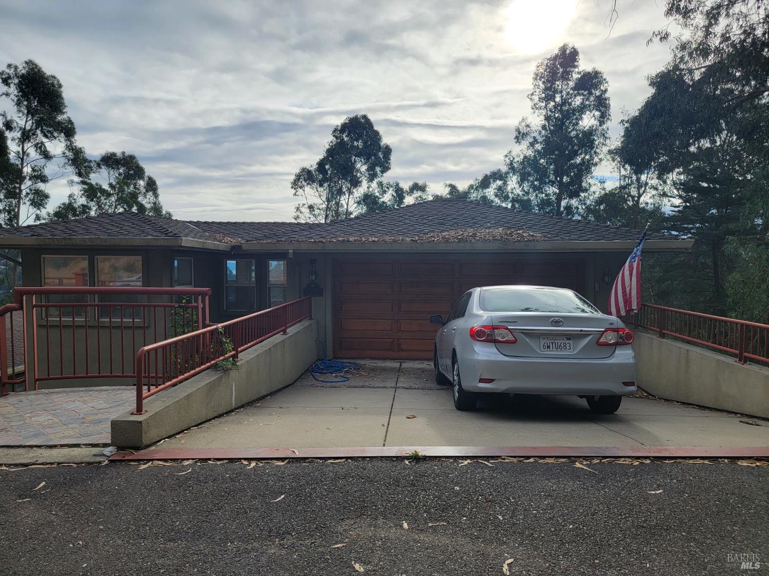 Photo of 7555 Skyline Blvd in Oakland, CA