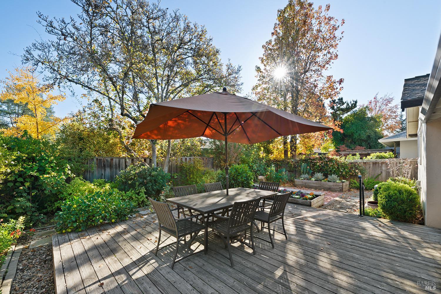Photo of 320 Cypress Cir in Healdsburg, CA