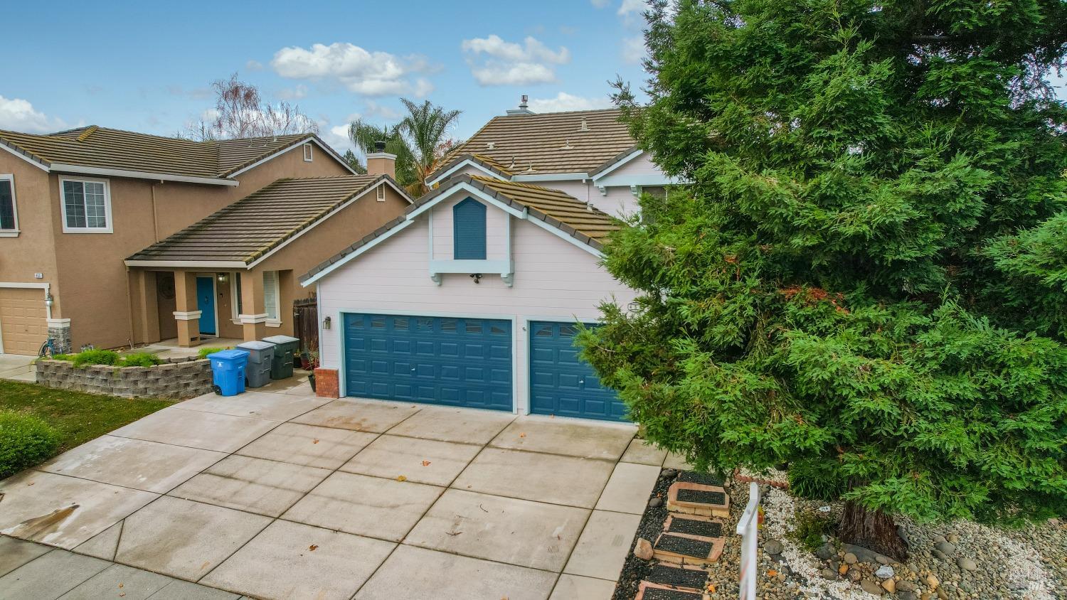 Photo of 454 Crownpointe Cir in Vacaville, CA