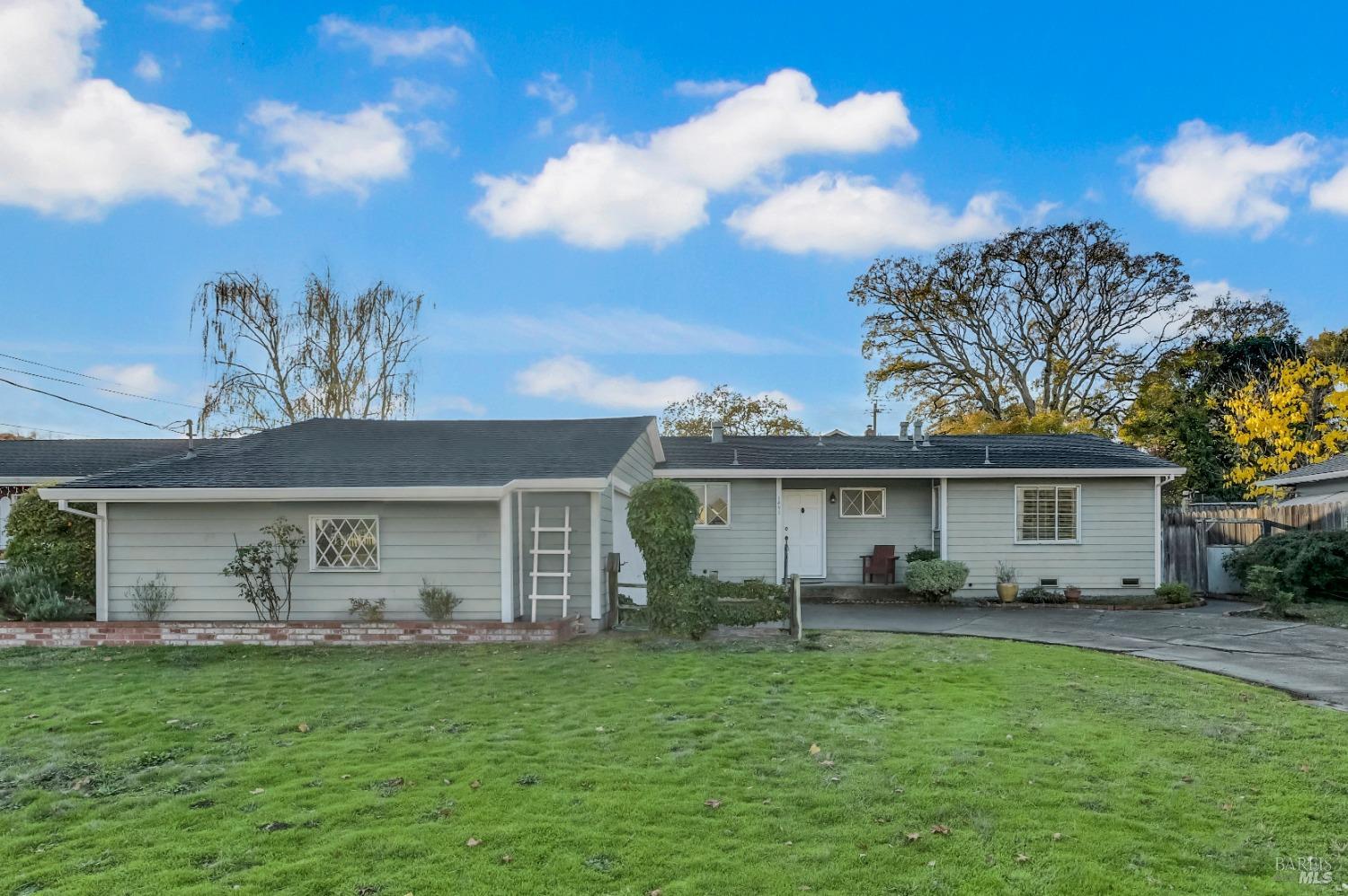 Photo of 1431 Buchanan St in Novato, CA