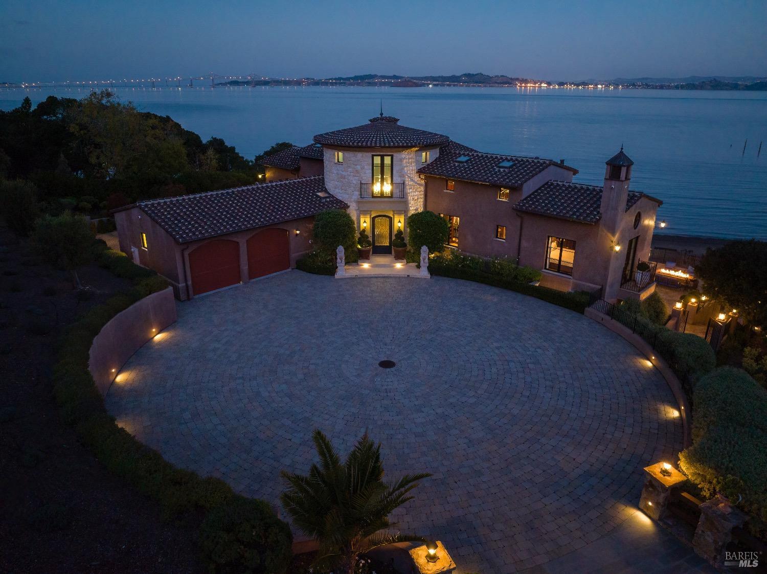 Detail Gallery Image 31 of 37 For 3880 Paradise Dr, Tiburon,  CA 94920 - 3 Beds | 3/4 Baths