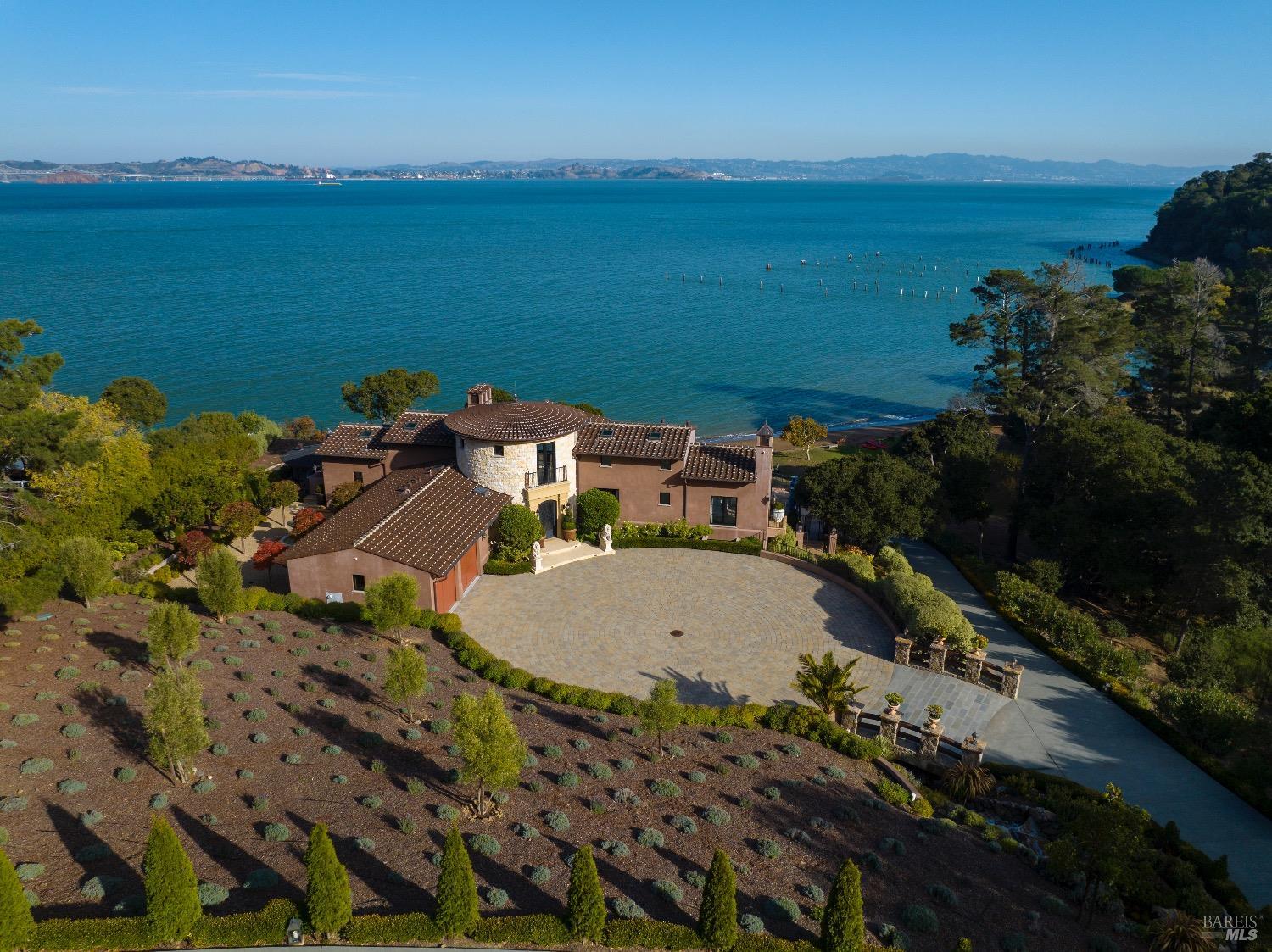 Detail Gallery Image 32 of 37 For 3880 Paradise Dr, Tiburon,  CA 94920 - 3 Beds | 3/4 Baths