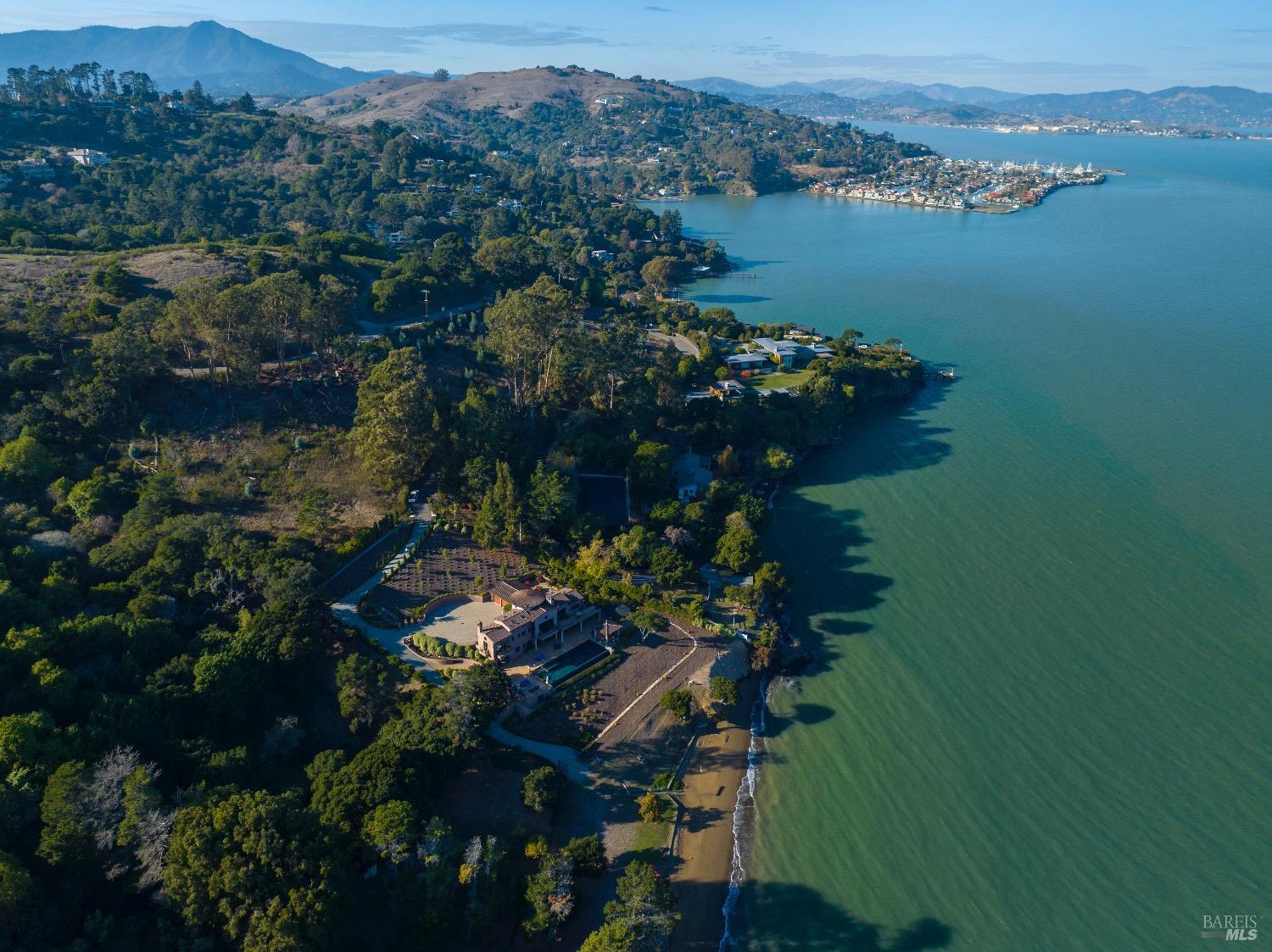 Detail Gallery Image 34 of 37 For 3880 Paradise Dr, Tiburon,  CA 94920 - 3 Beds | 3/4 Baths