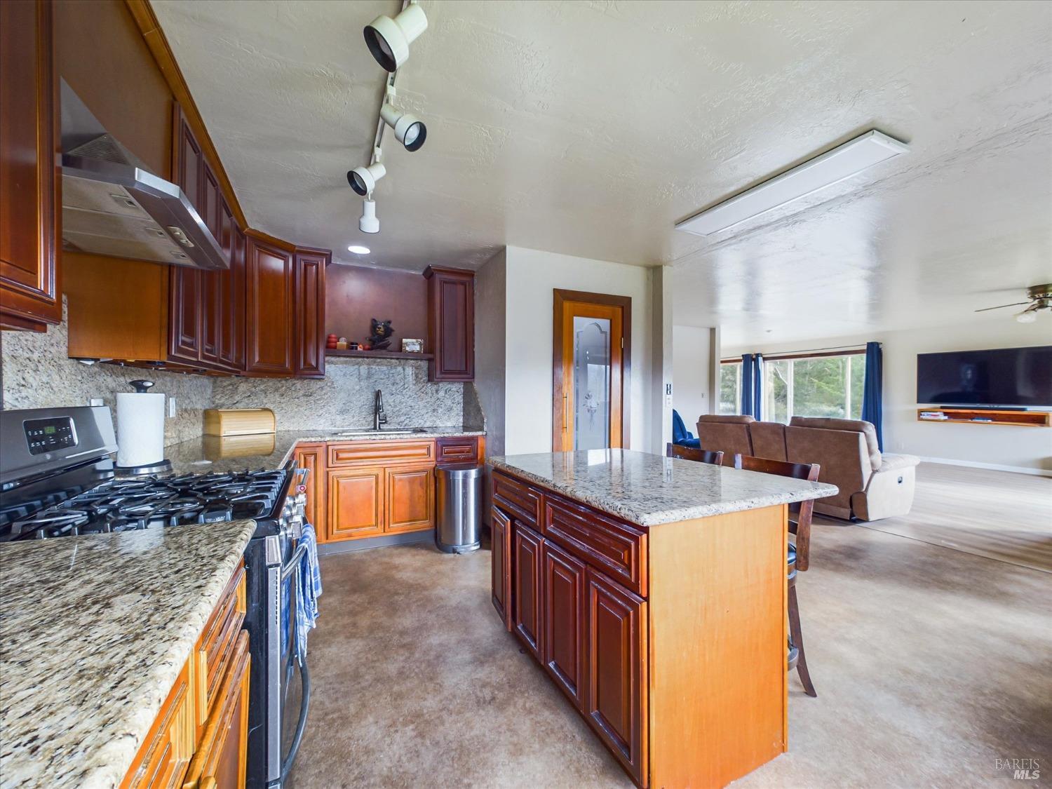Detail Gallery Image 17 of 47 For 80401 Road 442c Unkn, Piercy,  CA 95587 - 2 Beds | 2 Baths