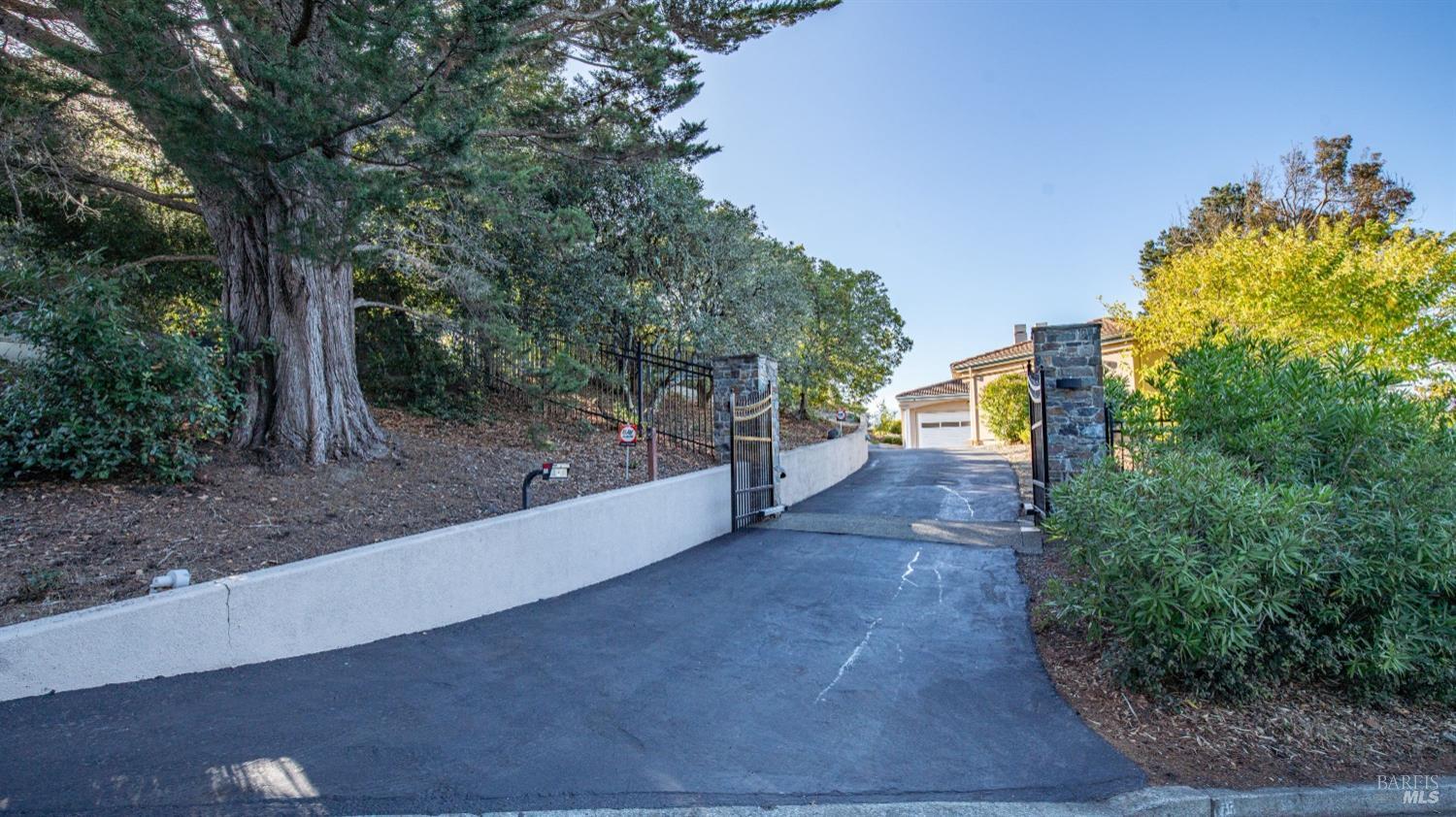 Detail Gallery Image 2 of 48 For 75 Bond Ln, Tiburon,  CA 94920 - 6 Beds | 5/1 Baths