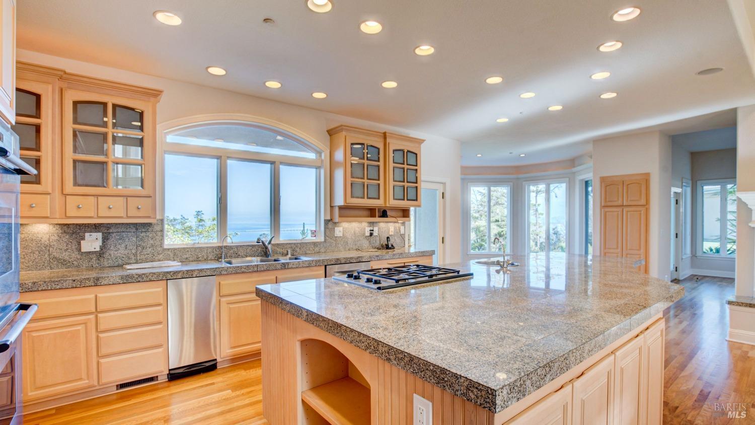 Detail Gallery Image 15 of 48 For 75 Bond Ln, Tiburon,  CA 94920 - 6 Beds | 5/1 Baths