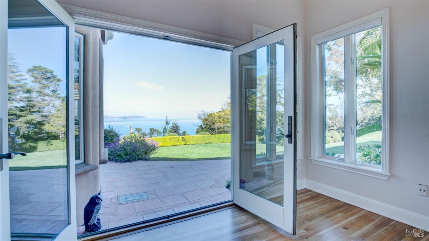 Detail Gallery Image 10 of 48 For 75 Bond Ln, Tiburon,  CA 94920 - 6 Beds | 5/1 Baths