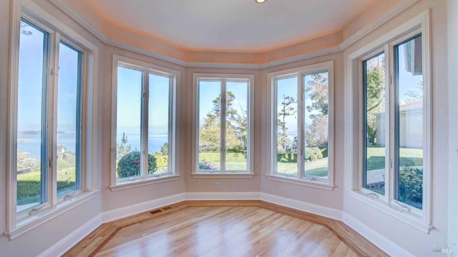 Detail Gallery Image 11 of 48 For 75 Bond Ln, Tiburon,  CA 94920 - 6 Beds | 5/1 Baths