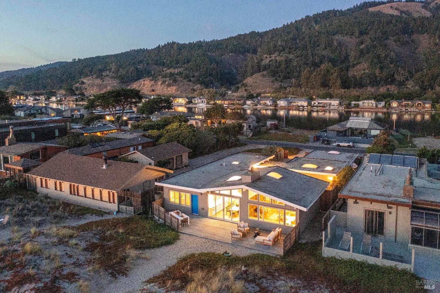 Detail Gallery Image 31 of 36 For 122 Seadrift Rd, Stinson Beach,  CA 94970 - 4 Beds | 3 Baths