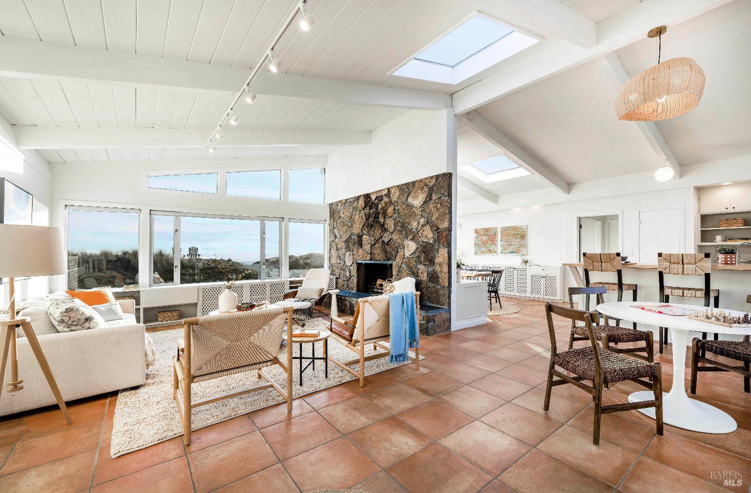 Detail Gallery Image 6 of 36 For 122 Seadrift Rd, Stinson Beach,  CA 94970 - 4 Beds | 3 Baths