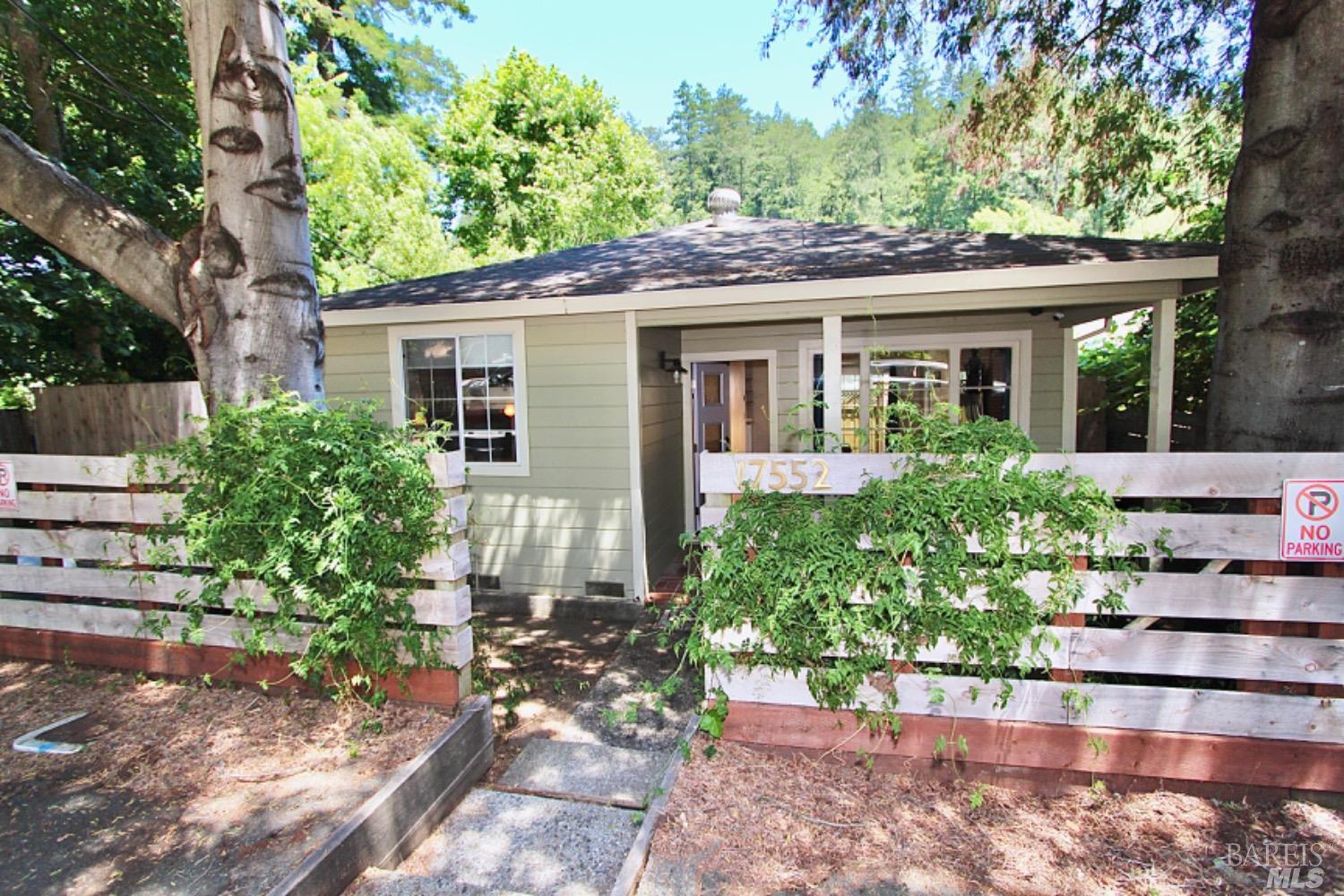 Detail Gallery Image 1 of 27 For 17552 River Ln, Guerneville,  CA 95446 - 1 Beds | 1 Baths