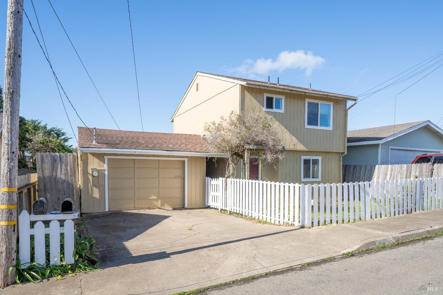 Photo of 183 Grove St in Fort Bragg, CA
