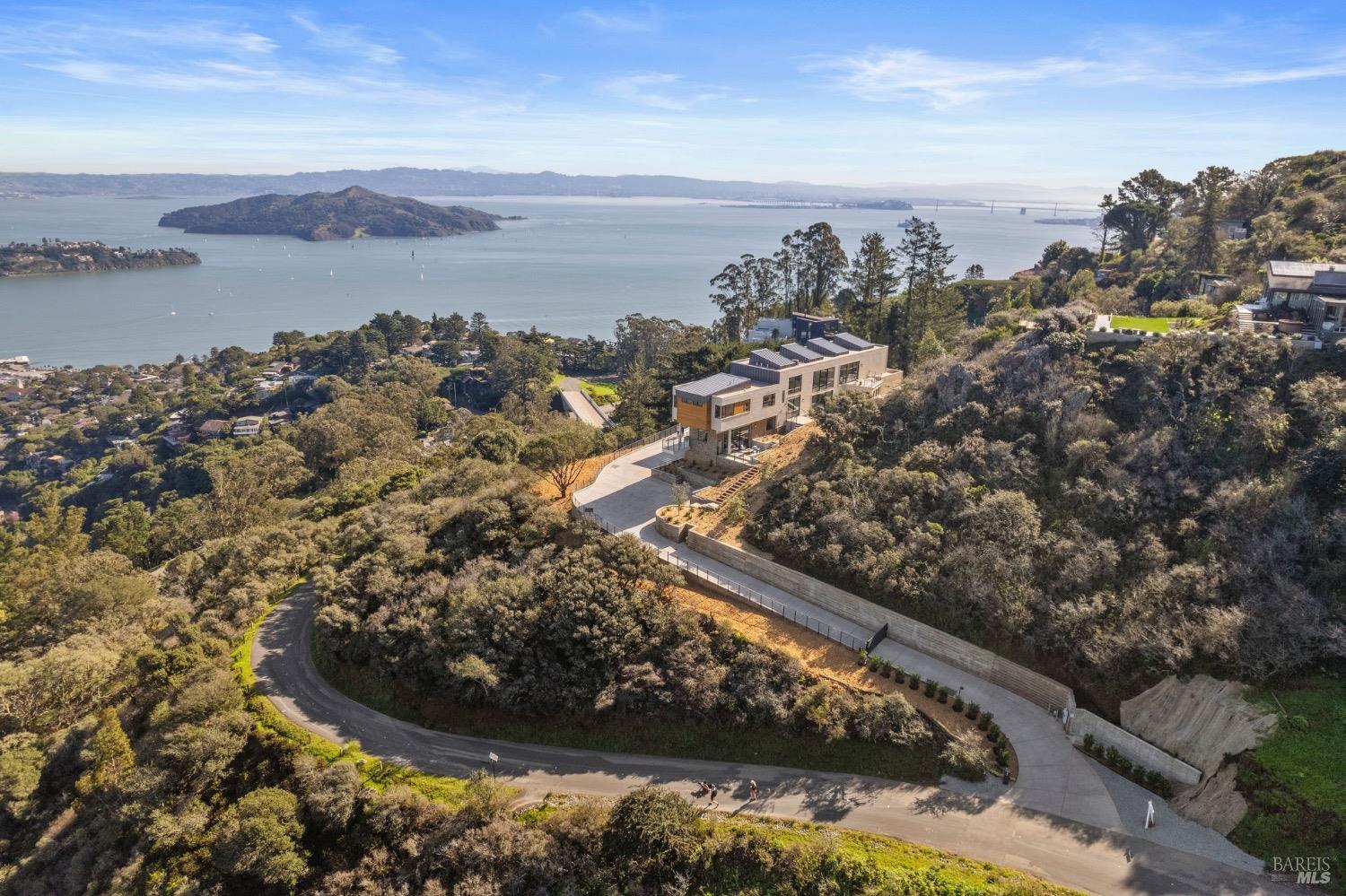 Detail Gallery Image 3 of 98 For 3 Wolfback Ridge Rd, Sausalito,  CA 94965 - 5 Beds | 5/1 Baths