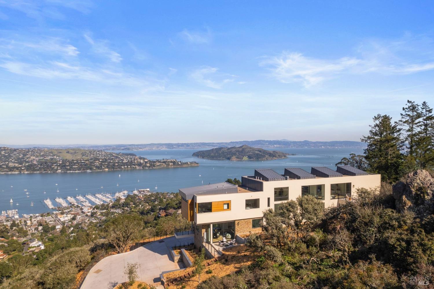 Detail Gallery Image 5 of 98 For 3 Wolfback Ridge Rd, Sausalito,  CA 94965 - 5 Beds | 5/1 Baths