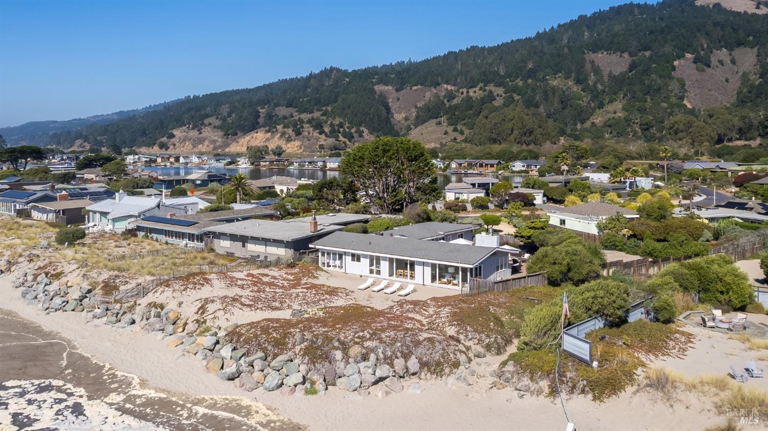 Detail Gallery Image 2 of 31 For 106 Seadrift Rd, Stinson Beach,  CA 94970 - 4 Beds | 2 Baths