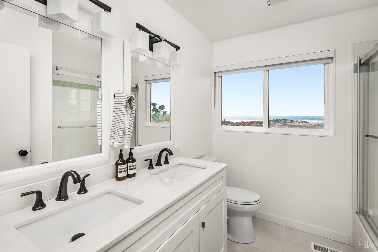 Detail Gallery Image 17 of 31 For 106 Seadrift Rd, Stinson Beach,  CA 94970 - 4 Beds | 2 Baths