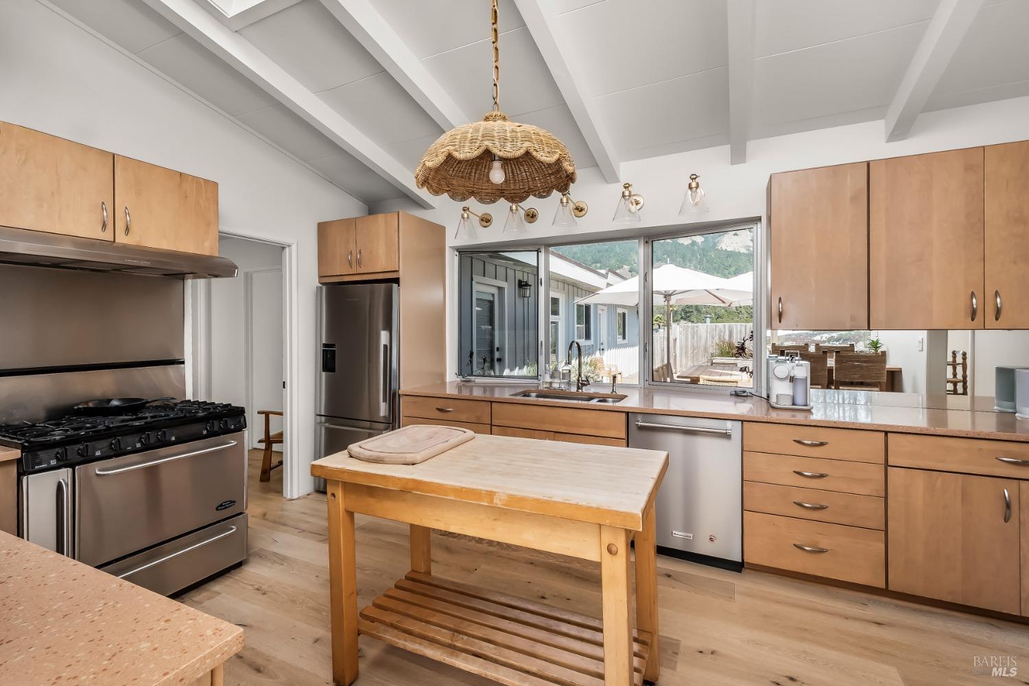 Detail Gallery Image 14 of 31 For 106 Seadrift Rd, Stinson Beach,  CA 94970 - 4 Beds | 2 Baths