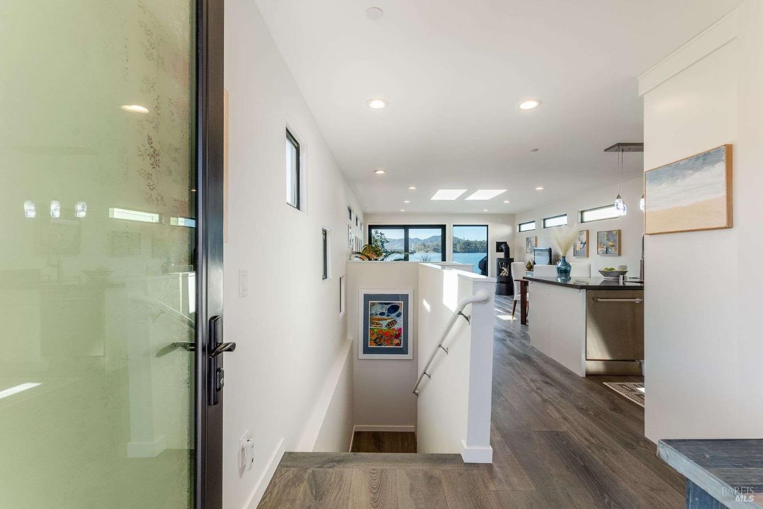 Detail Gallery Image 7 of 42 For 27 Gate 6 1/2 Rd, Sausalito,  CA 94965 - 3 Beds | 2/1 Baths