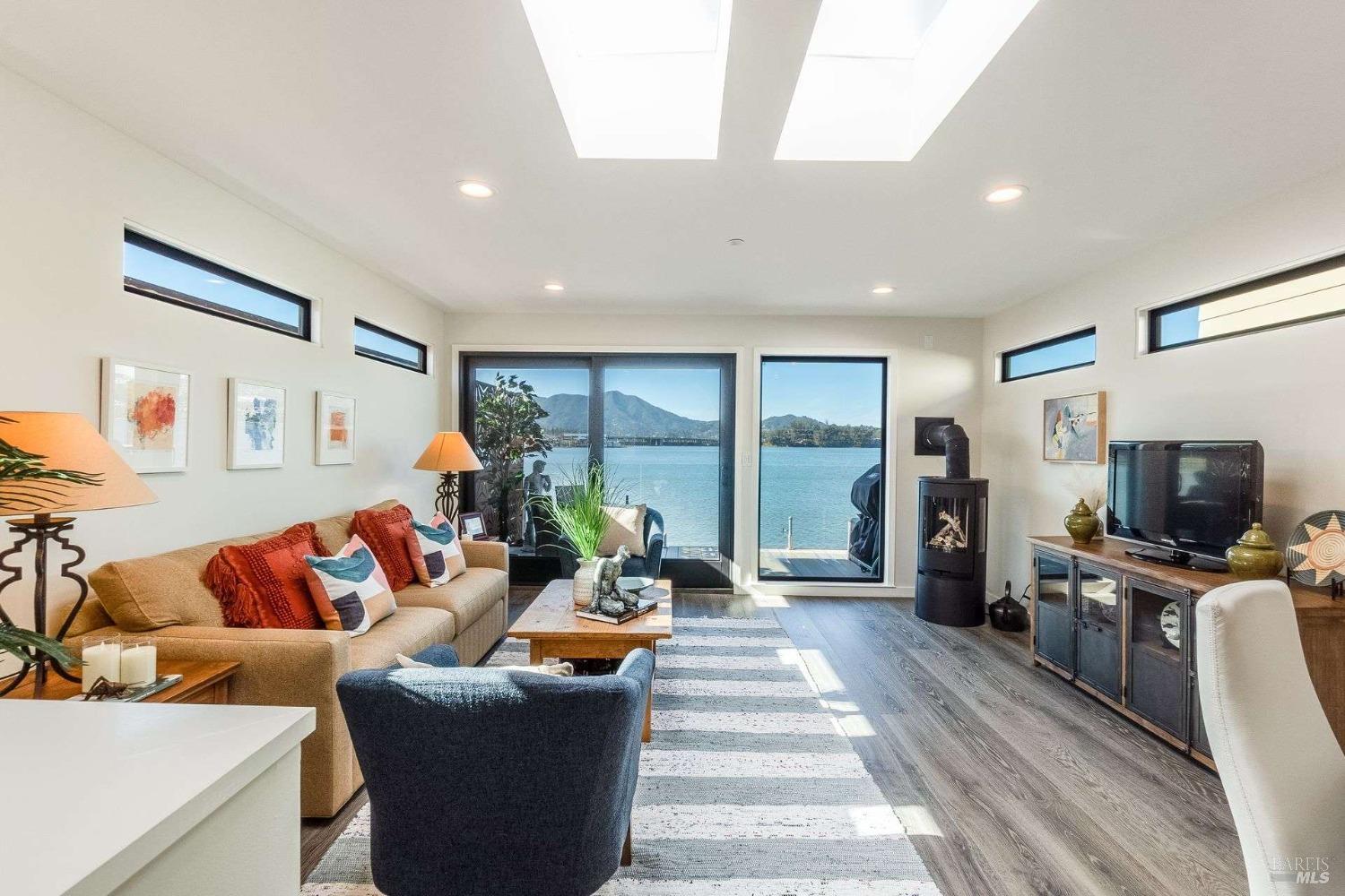 Detail Gallery Image 1 of 42 For 27 Gate 6 1/2 Rd, Sausalito,  CA 94965 - 3 Beds | 2/1 Baths