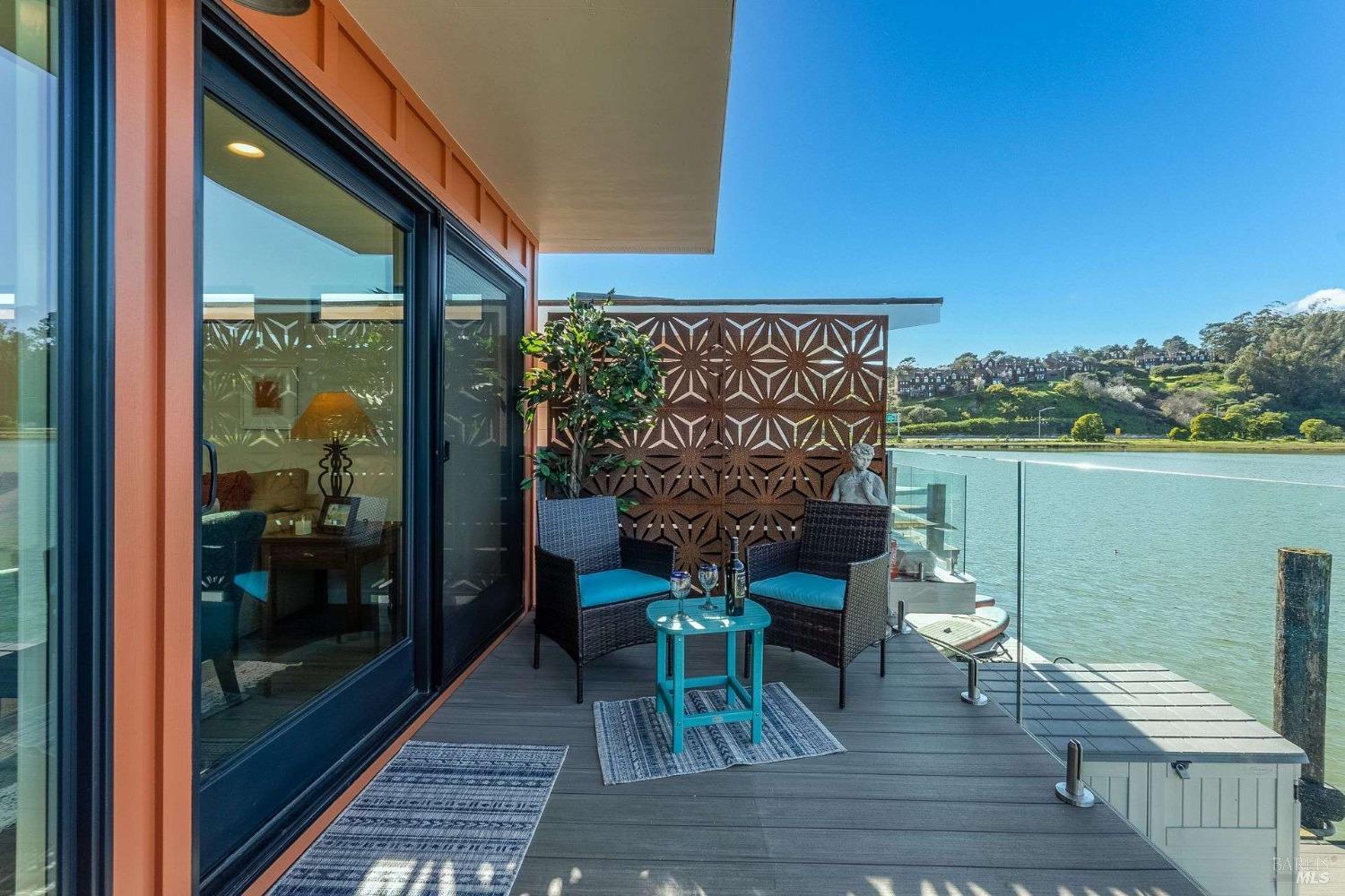 Detail Gallery Image 6 of 42 For 27 Gate 6 1/2 Rd, Sausalito,  CA 94965 - 3 Beds | 2/1 Baths