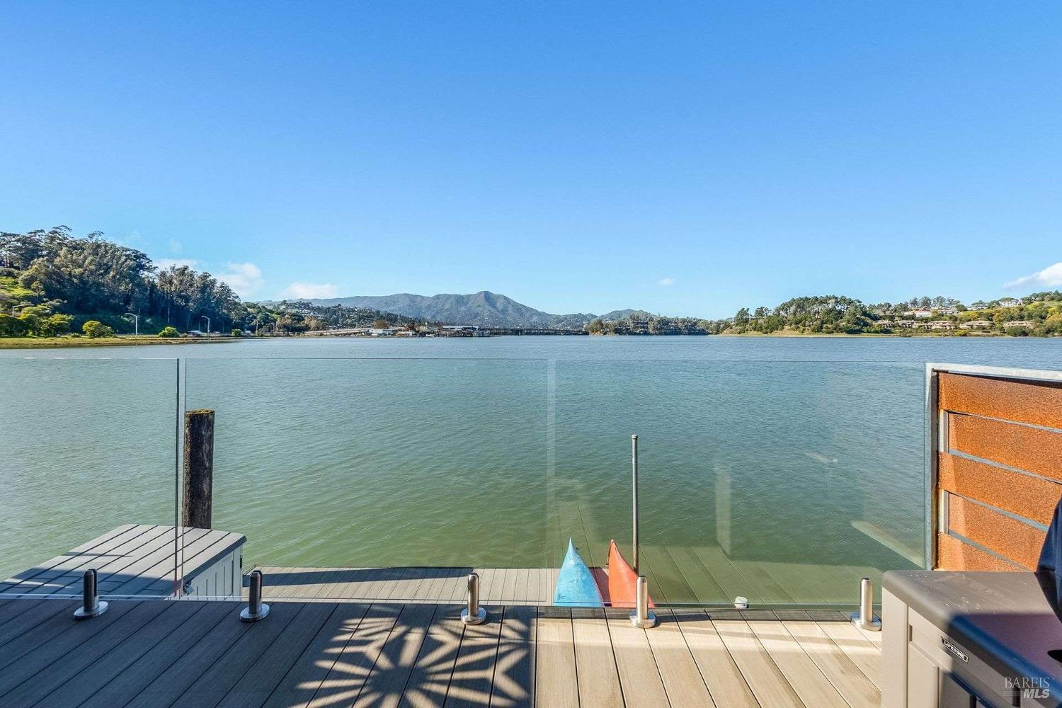 Detail Gallery Image 4 of 42 For 27 Gate 6 1/2 Rd, Sausalito,  CA 94965 - 3 Beds | 2/1 Baths