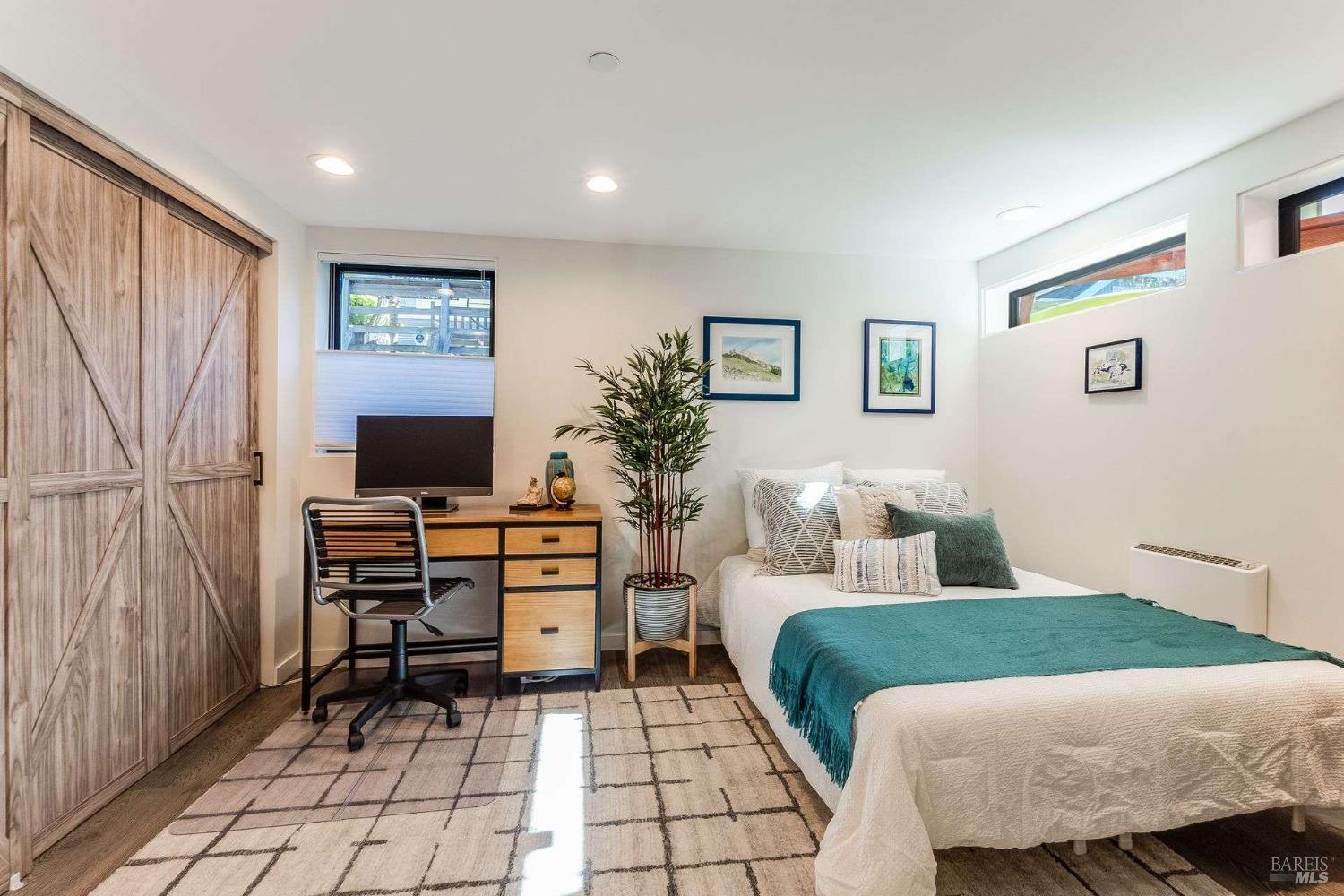 Detail Gallery Image 16 of 42 For 27 Gate 6 1/2 Rd, Sausalito,  CA 94965 - 3 Beds | 2/1 Baths