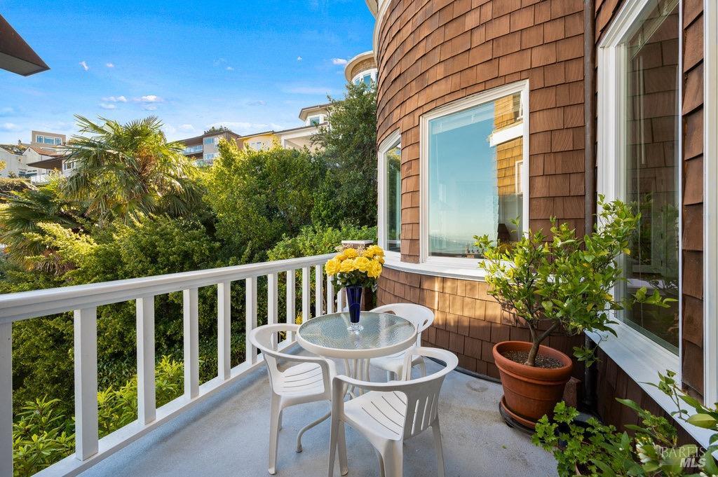 Detail Gallery Image 20 of 52 For 99 Bulkley Ave, Sausalito,  CA 94965 - 2 Beds | 2/1 Baths