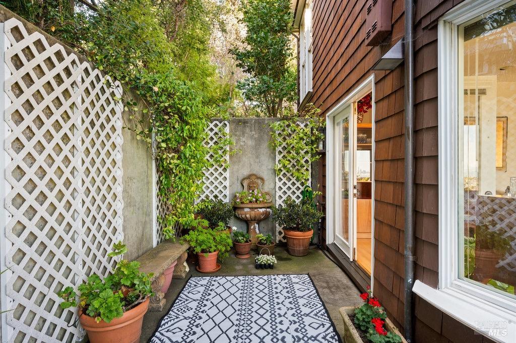 Detail Gallery Image 5 of 52 For 99 Bulkley Ave, Sausalito,  CA 94965 - 2 Beds | 2/1 Baths