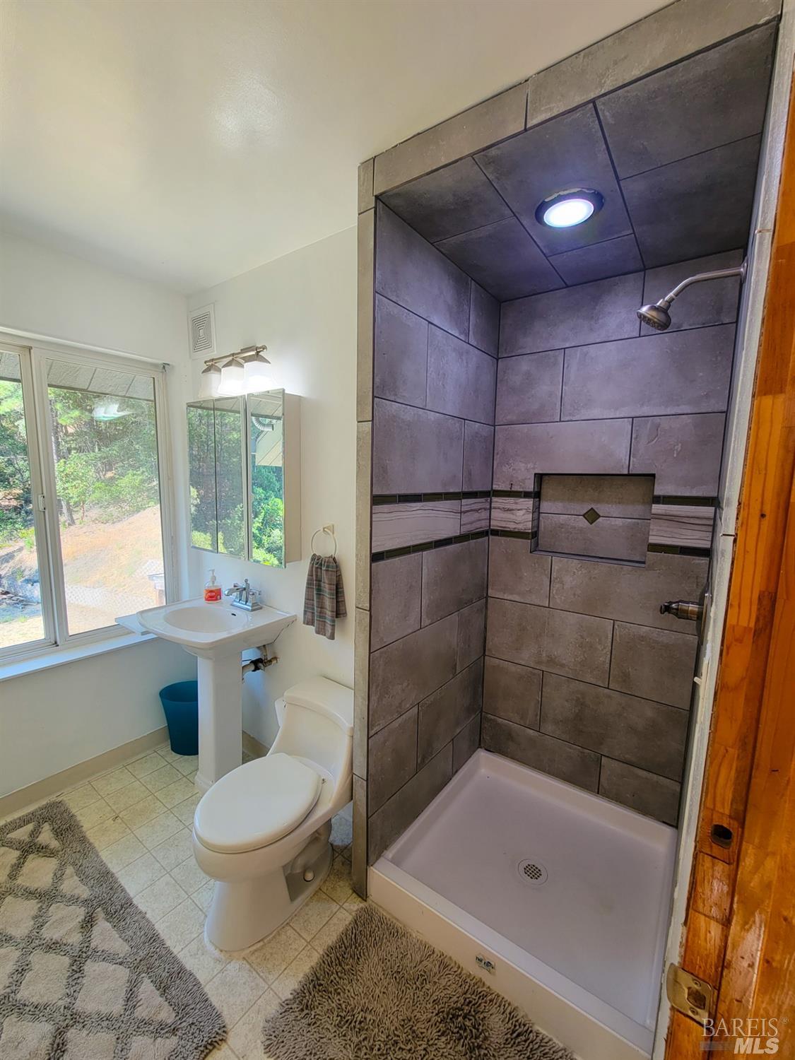 Detail Gallery Image 40 of 87 For 47111 Fox Rock Rd, Laytonville,  CA 95454 - 5 Beds | 3/1 Baths