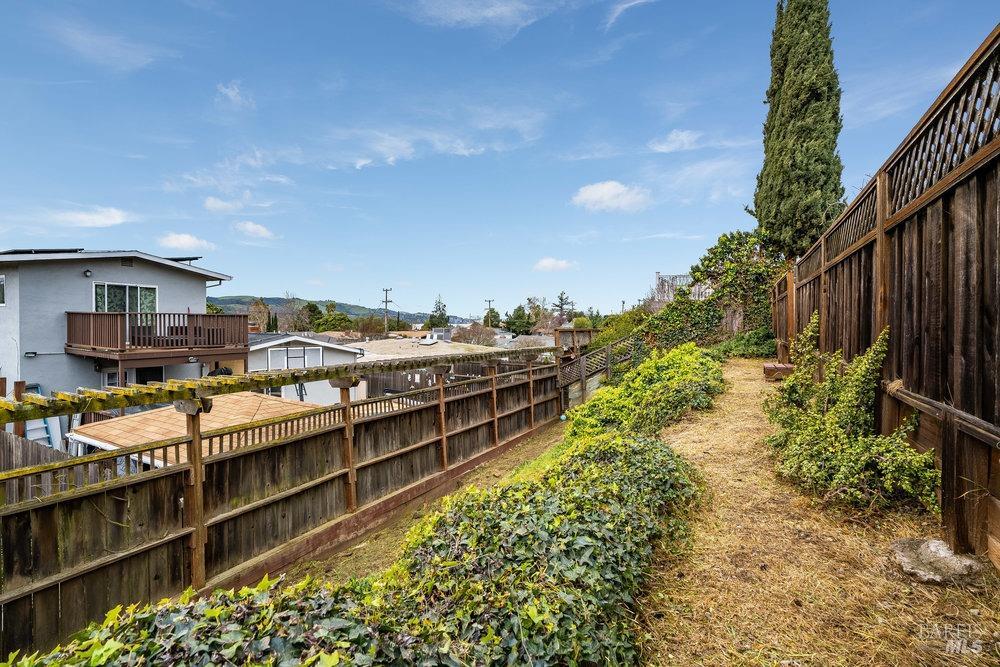 Detail Gallery Image 34 of 36 For 512 Gloria Way, Benicia,  CA 94510 - 4 Beds | 2 Baths