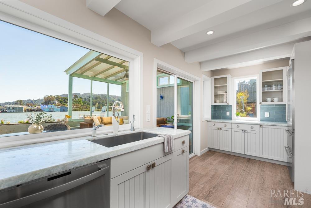 Detail Gallery Image 12 of 38 For 24 Gate 6 1/2 Rd, Sausalito,  CA 94965 - 3 Beds | 2/1 Baths