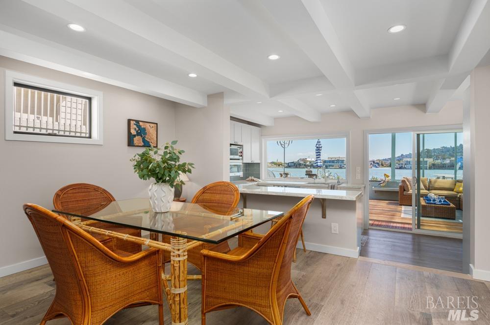 Detail Gallery Image 7 of 38 For 24 Gate 6 1/2 Rd, Sausalito,  CA 94965 - 3 Beds | 2/1 Baths