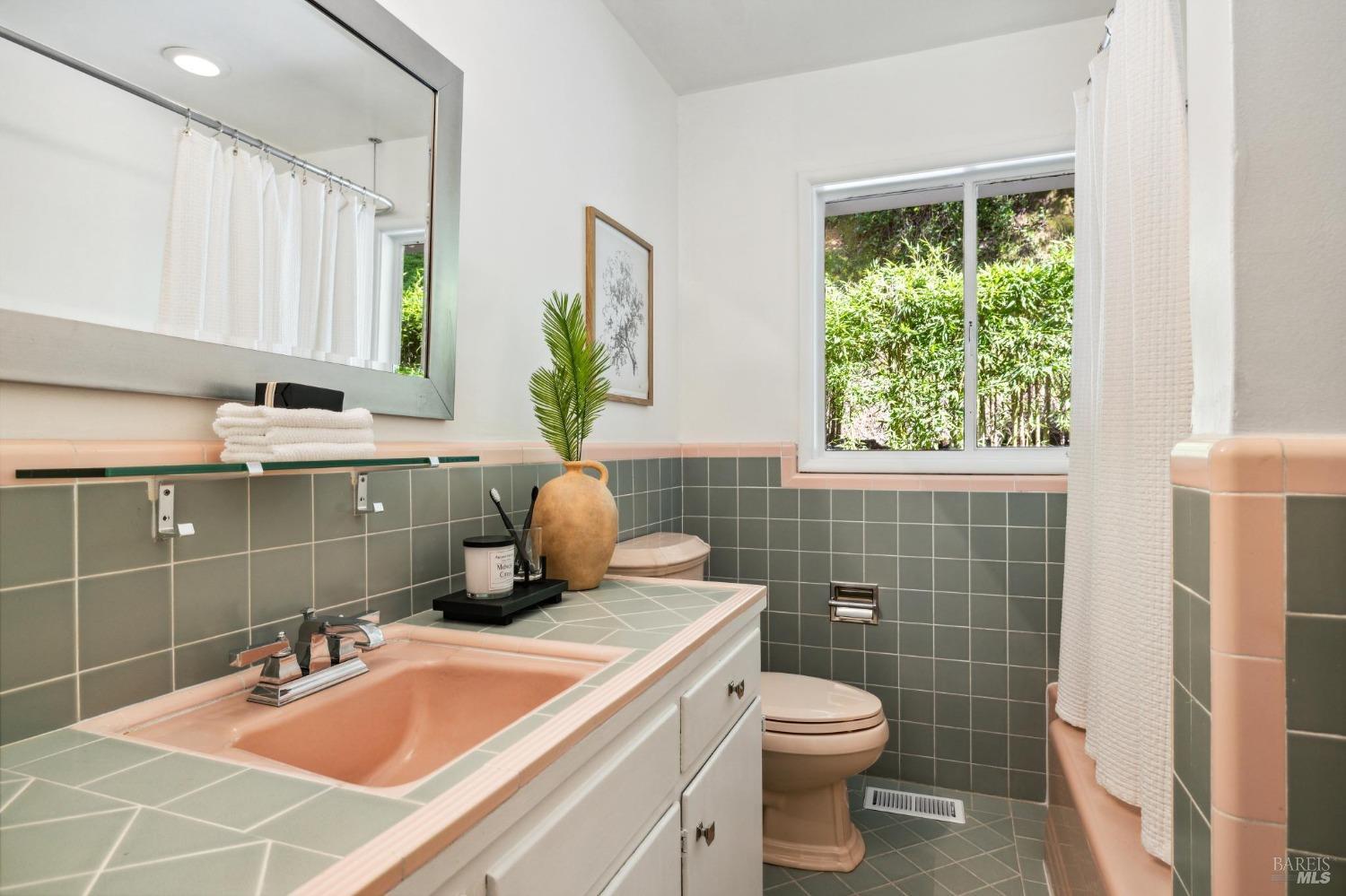 Detail Gallery Image 27 of 46 For 95 Wellington Ave, Ross,  CA 94957 - 3 Beds | 2/1 Baths