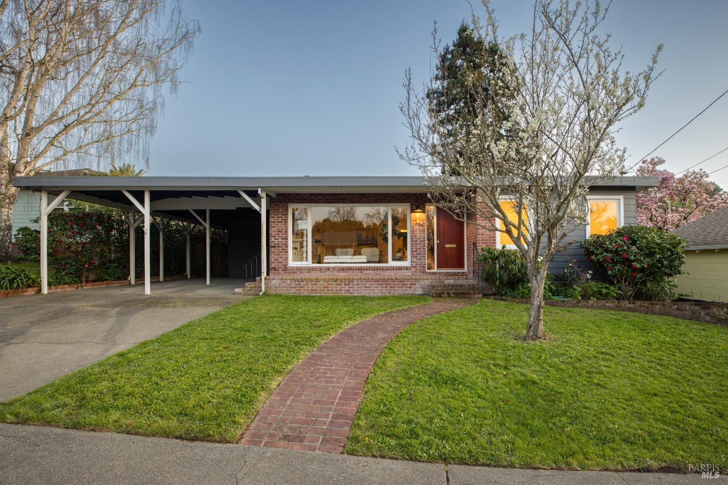Detail Gallery Image 1 of 1 For 1006 Phillips Ave, Petaluma,  CA 94952 - 3 Beds | 2 Baths