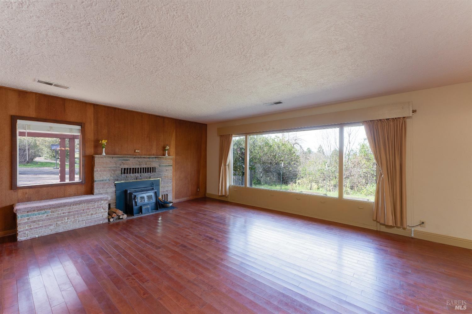 Detail Gallery Image 8 of 37 For 50 Canyon Dr, Ukiah,  CA 95482 - 3 Beds | 2/1 Baths