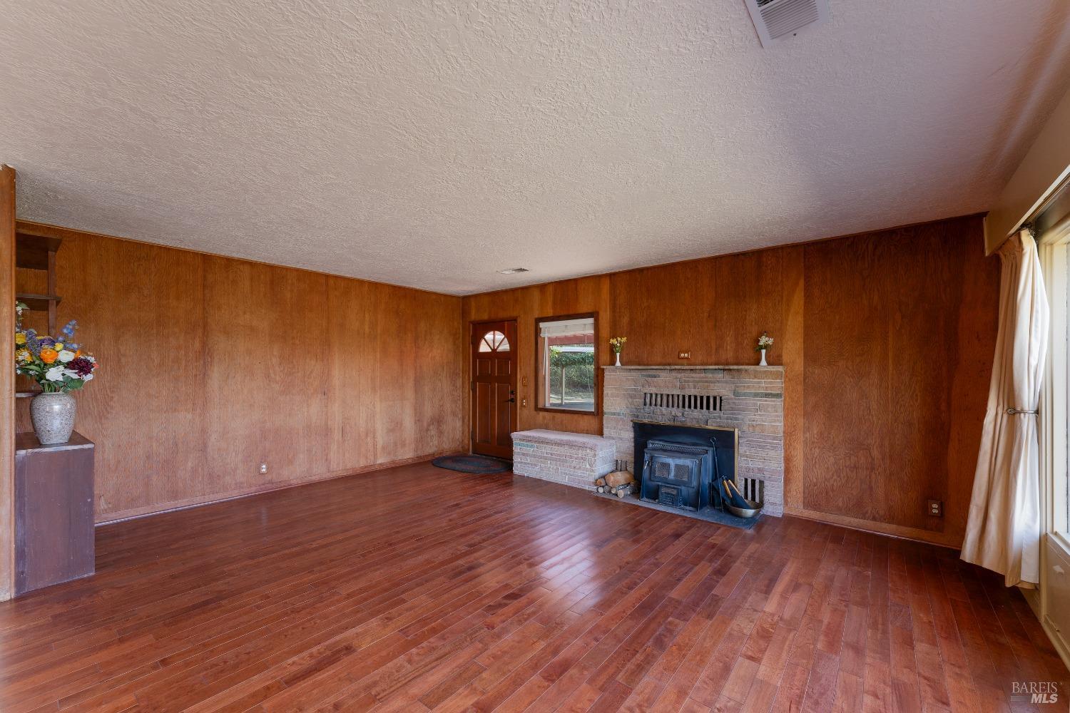 Detail Gallery Image 7 of 37 For 50 Canyon Dr, Ukiah,  CA 95482 - 3 Beds | 2/1 Baths