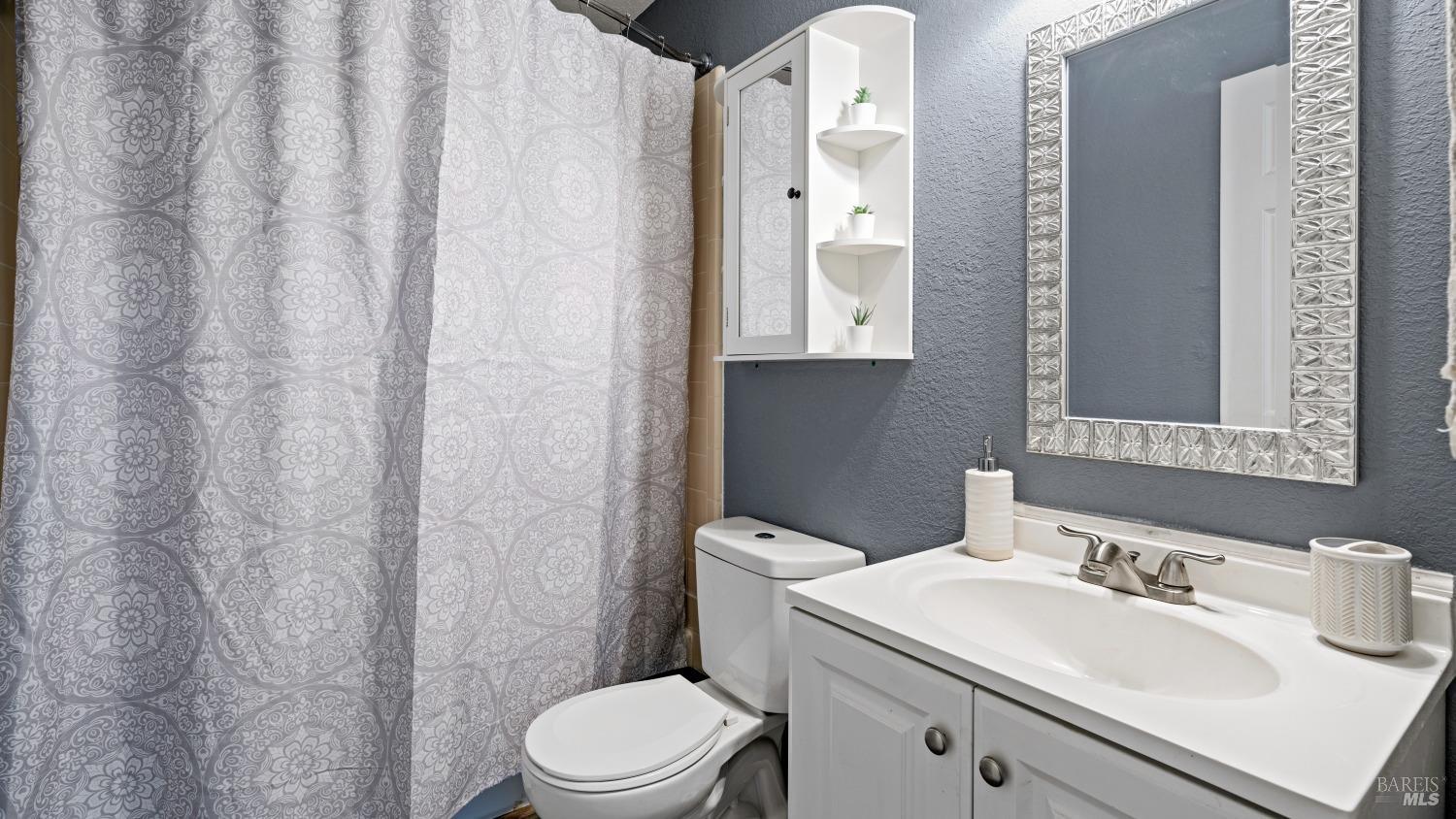 Detail Gallery Image 10 of 17 For 1032 Stanislaus Way, Santa Rosa,  CA 95401 - 3 Beds | 2 Baths