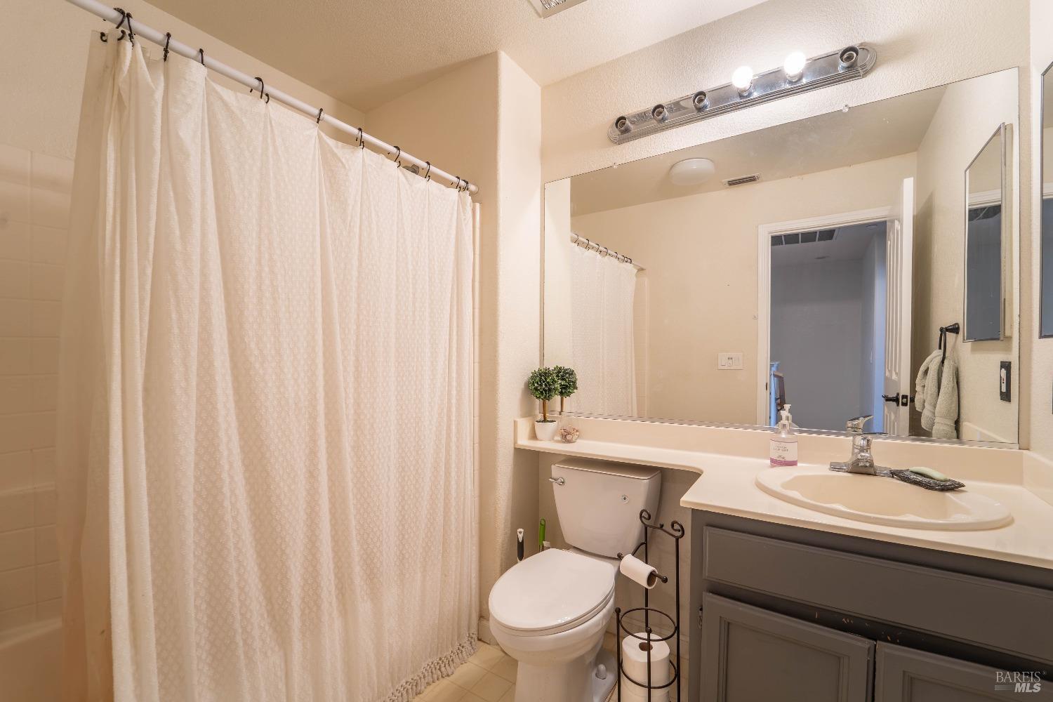 Detail Gallery Image 12 of 13 For 2591 Edgewater Dr, Santa Rosa,  CA 95407 - 3 Beds | 2/1 Baths