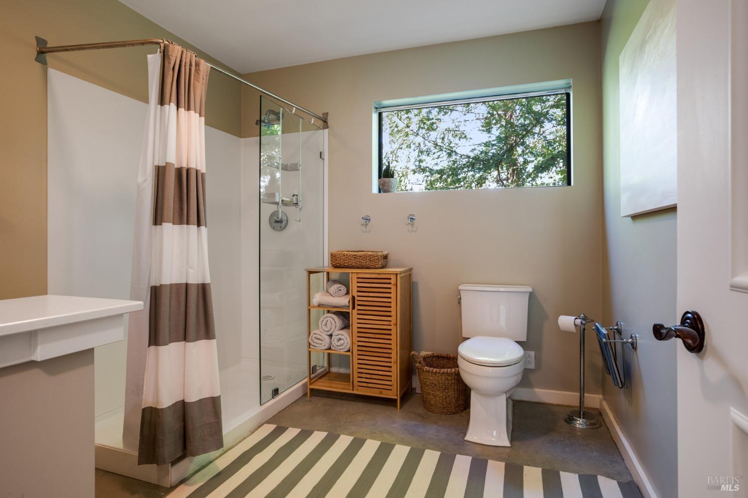 Detail Gallery Image 27 of 48 For 12 Meadow View Ln, San Geronimo,  CA 94963 - 4 Beds | 4/1 Baths