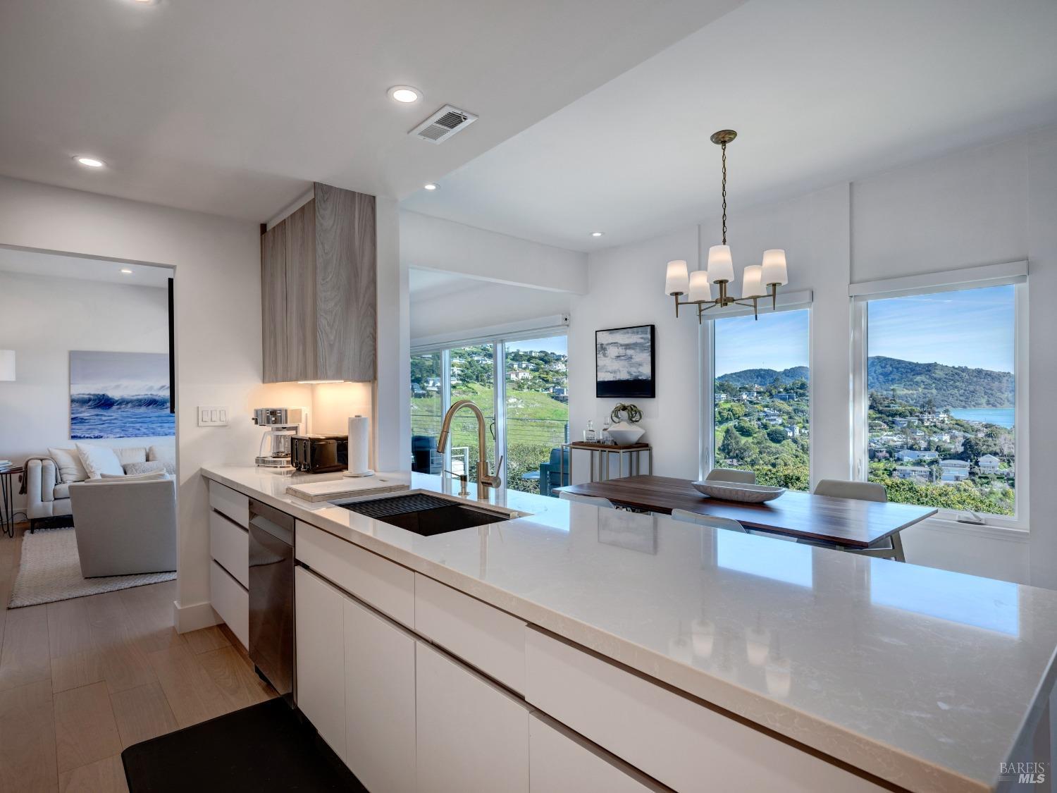 Detail Gallery Image 16 of 40 For 15 Corinthian Ct #11,  Tiburon,  CA 94920 - 2 Beds | 2 Baths