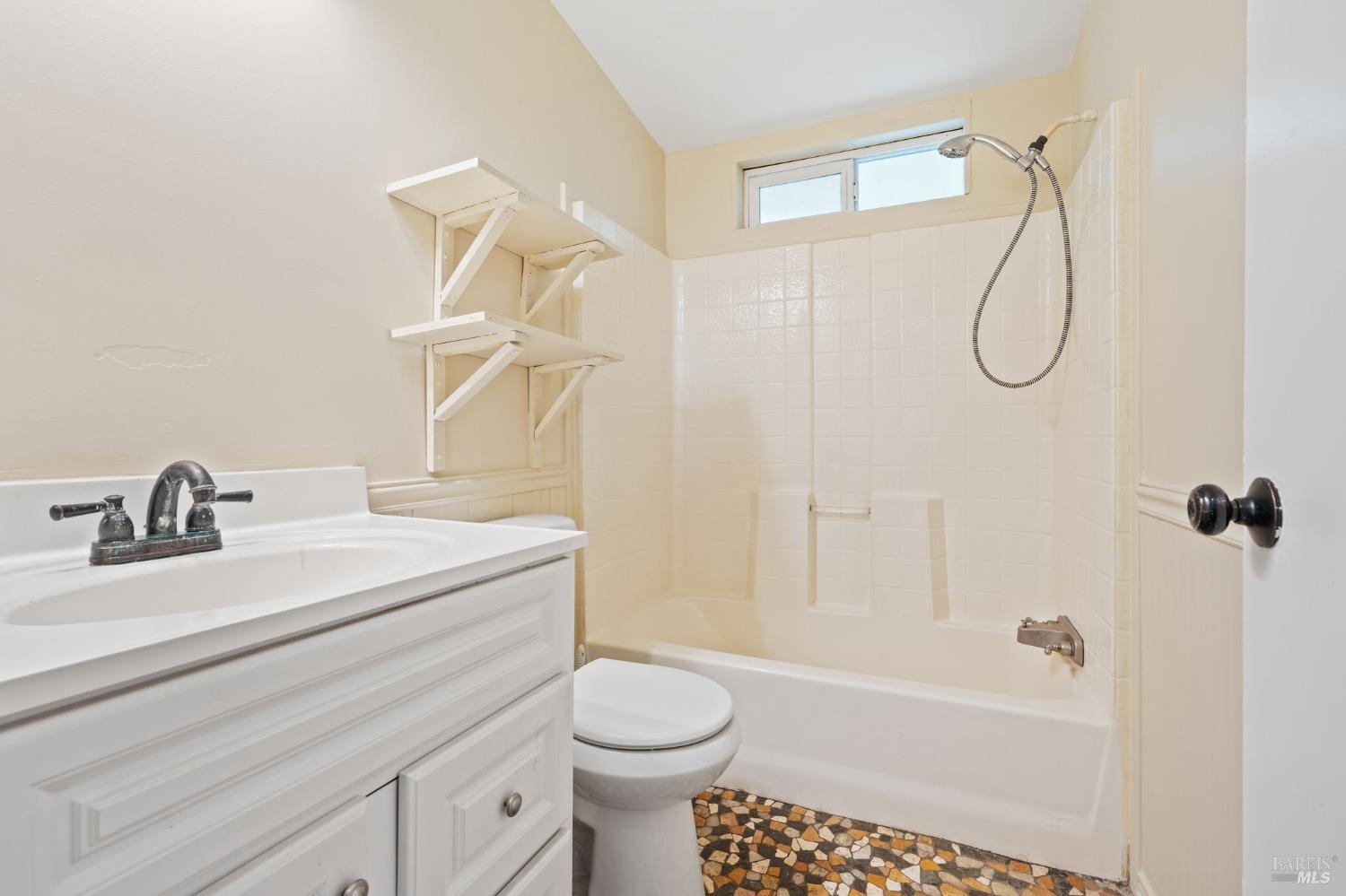 Detail Gallery Image 13 of 22 For 9381 N State St, Redwood Valley,  CA 95470 - 3 Beds | 2 Baths