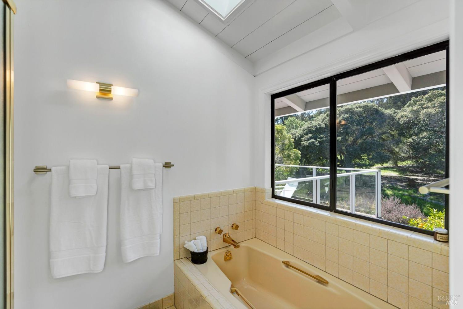 Detail Gallery Image 26 of 38 For 115 Trinidad Dr, Tiburon,  CA 94920 - 4 Beds | 2/1 Baths