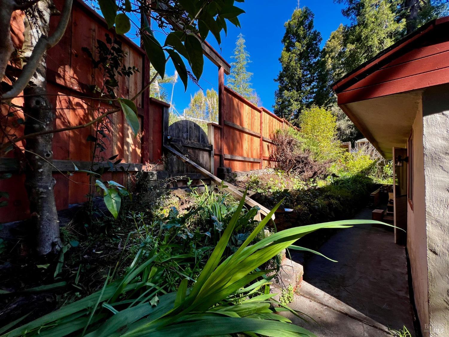 Detail Gallery Image 3 of 26 For 16017 Palo Alto Dr, Guerneville,  CA 95446 - 2 Beds | 1 Baths