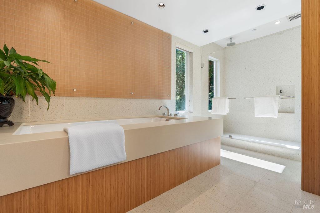 Detail Gallery Image 17 of 31 For 95 Bulkley Ave, Sausalito,  CA 94965 - 3 Beds | 3/1 Baths