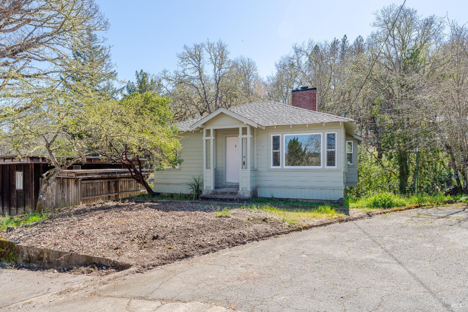 Photo of 565 Redwood Ave in Willits, CA