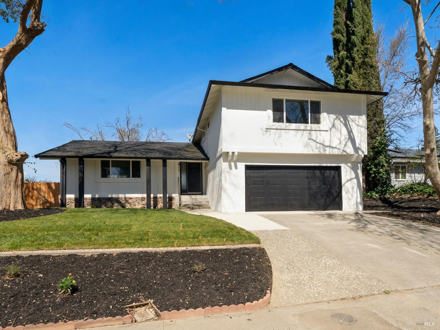 Detail Gallery Image 4 of 32 For 469 Marbella Ln, Vacaville,  CA 95688 - 4 Beds | 2/1 Baths